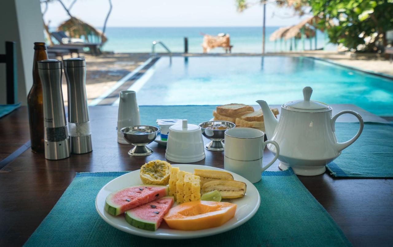 At Ease Beach Hotel Хіккадува Екстер'єр фото